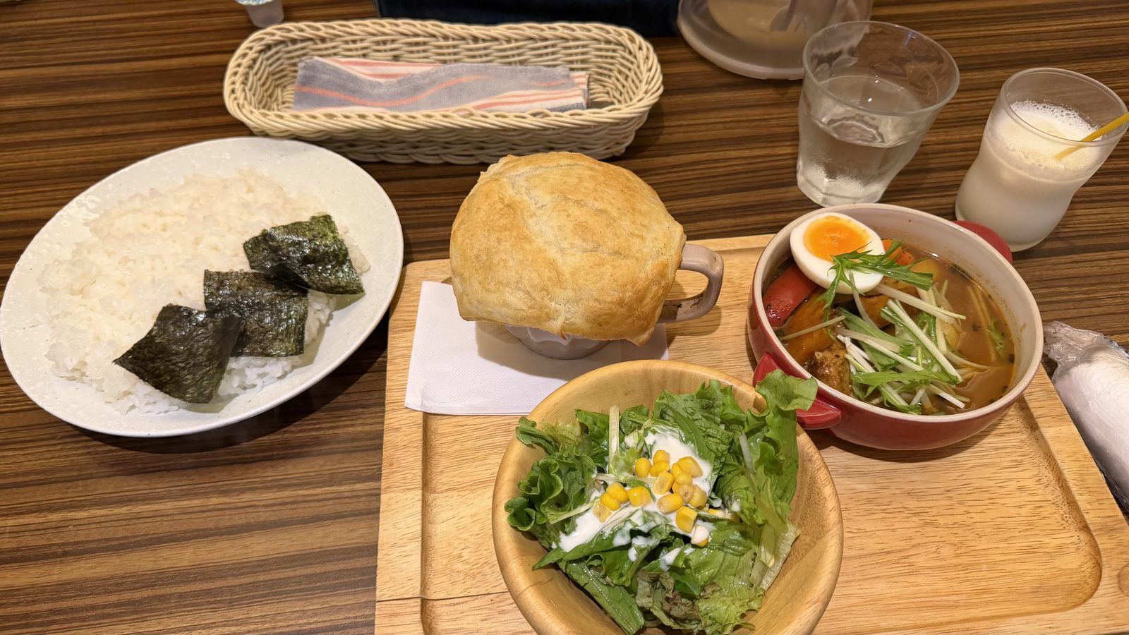 東京らっきょブラザーズのスープカレーとパイ包み