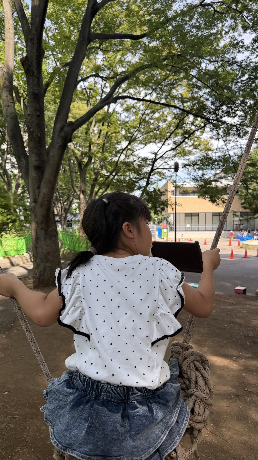 戸山プレイパークの大きなロープブランコで遊ぶ子ども
