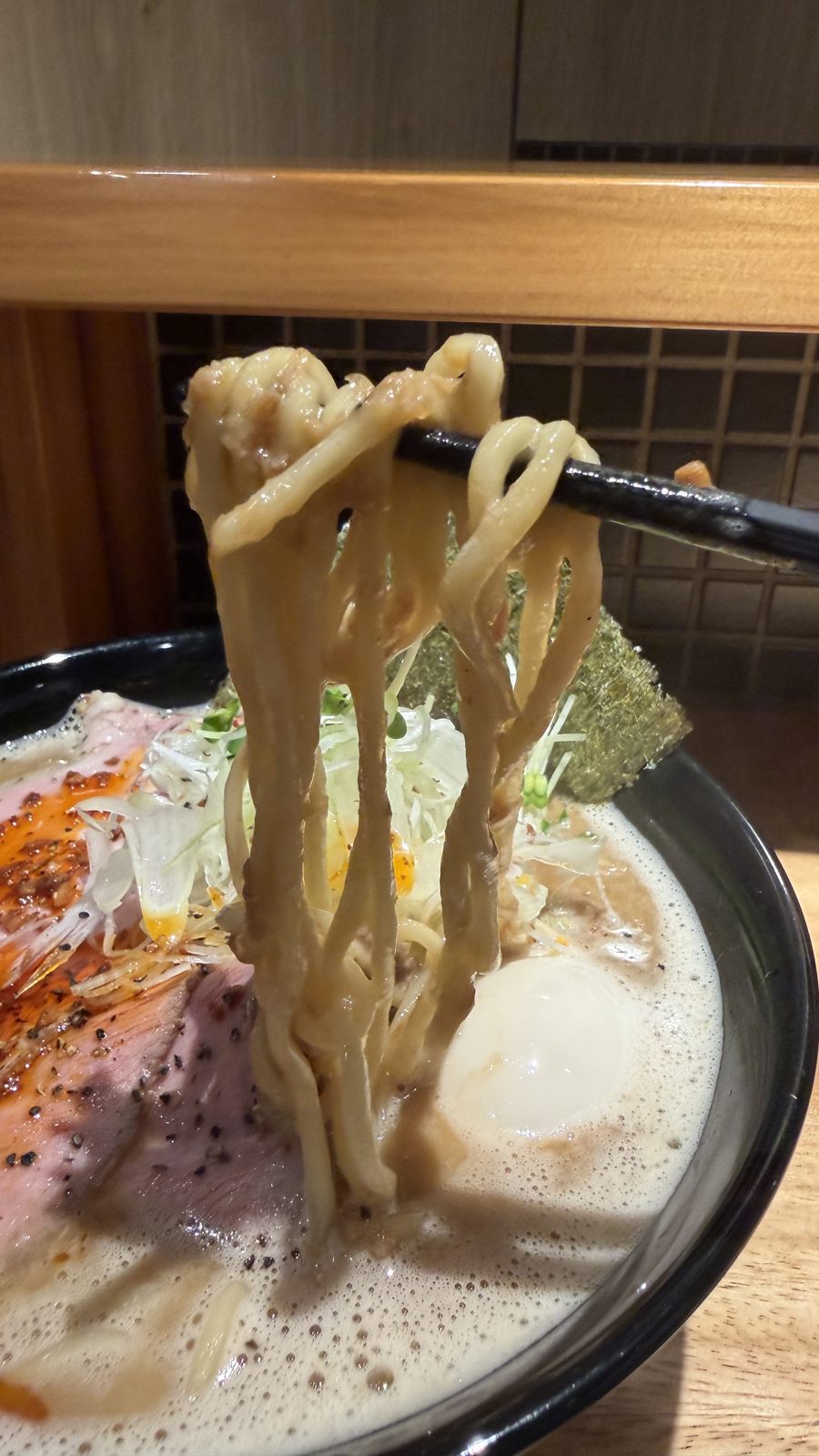 西早稲田のラーメン店 Zweiter Läden の特製醤油ラーメンと店頭