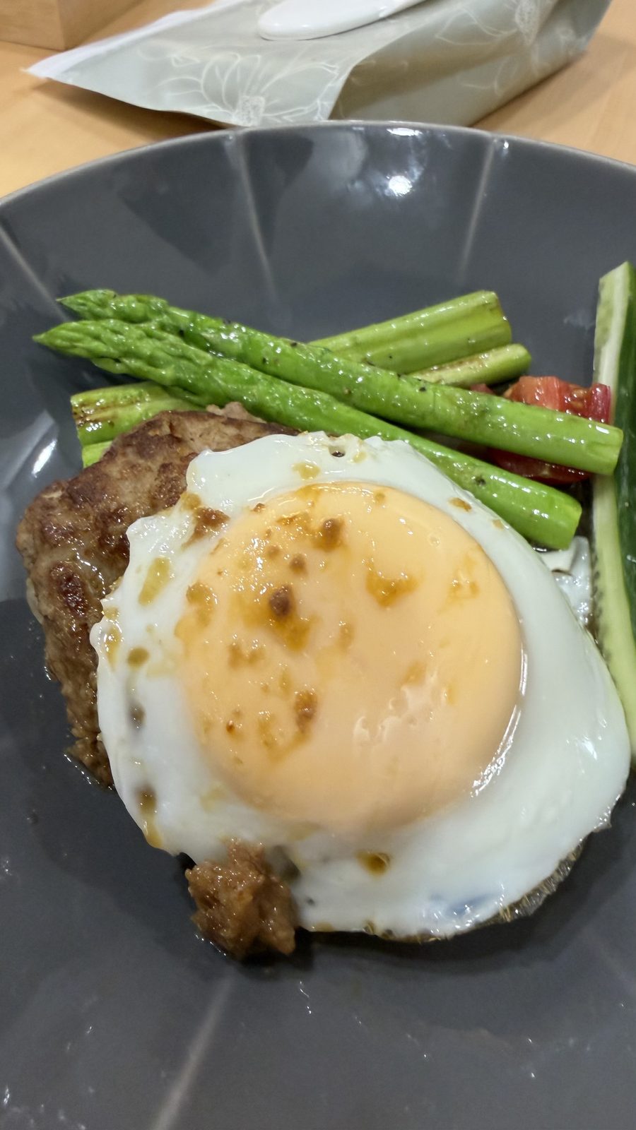 妻のハンバーグに目玉焼き。夜おそくの一皿がいちばんうまい