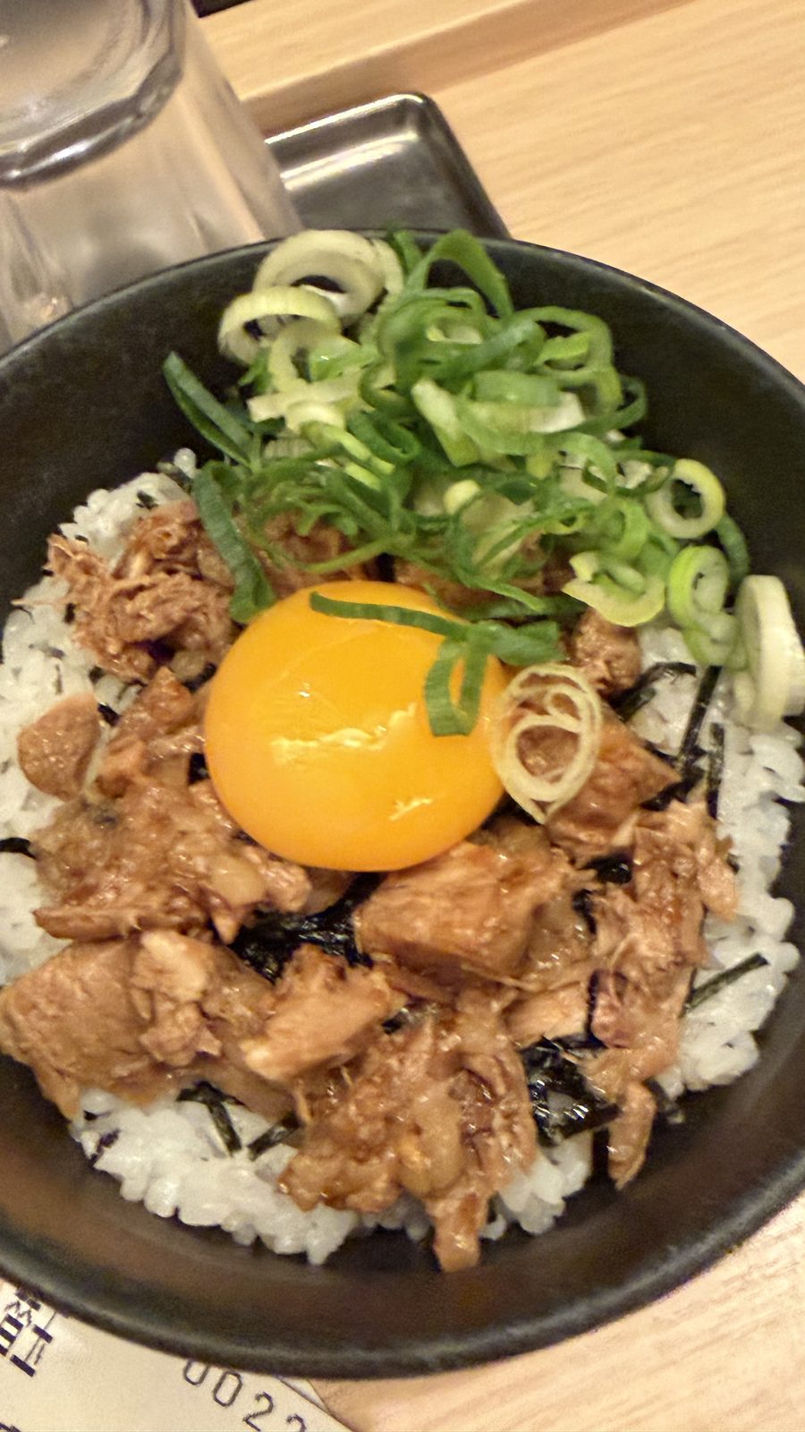 TOKYO豚骨BASE MADE by 博多一風堂の豚骨ラーメンと丼、店頭の看板